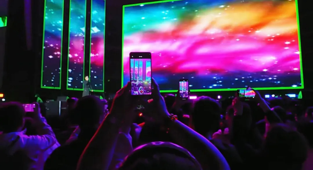 平陽體育中心群星演唱會!超萬人圍觀,現場火爆High唱! 平陽體育中心群星演唱會!超萬人圍觀,現場火爆High唱!