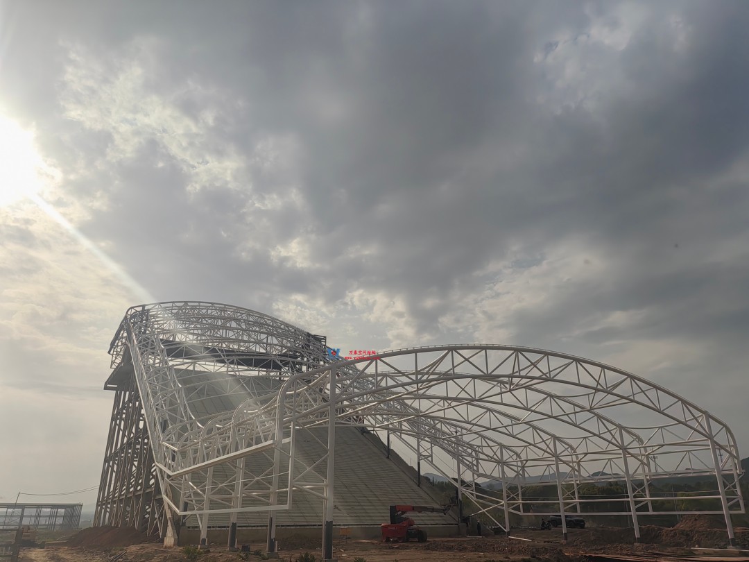 馭風逐沙，織就賽道美學——比亞迪紹興嵊州賽車場干拔沙坡觀景平臺鋼膜結構