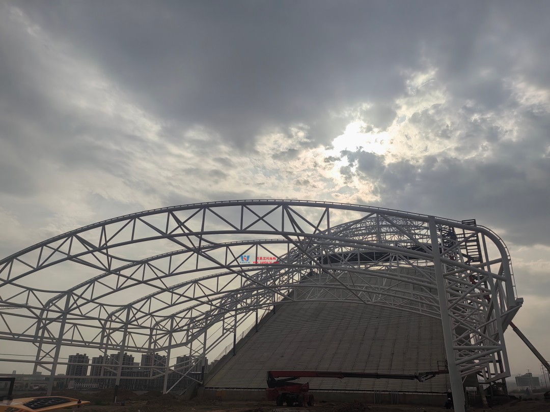 馭風逐沙，織就賽道美學——比亞迪紹興嵊州賽車場干拔沙坡觀景平臺鋼膜結構