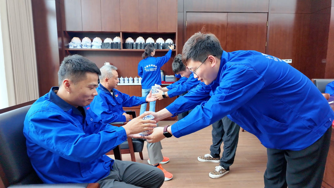 浙江萬豪空間結(jié)構(gòu)集團有限公司隆重舉行“匠心傳承·共筑未來”師徒大會! 浙江萬豪空間結(jié)構(gòu)集團有限公司隆重舉行“匠心傳承·共筑未來”師徒大會!