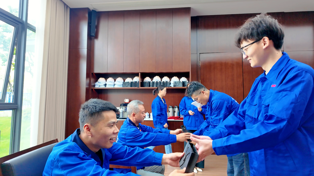 浙江萬豪空間結(jié)構(gòu)集團有限公司隆重舉行“匠心傳承·共筑未來”師徒大會! 浙江萬豪空間結(jié)構(gòu)集團有限公司隆重舉行“匠心傳承·共筑未來”師徒大會!