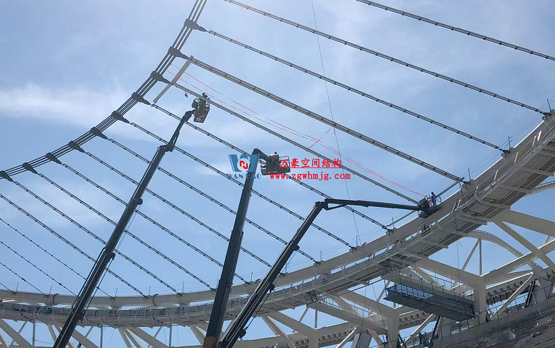 無錫奧體中心體育場(chǎng)ETFE膜首吊成功，太湖畔將閃耀“生態(tài)之光”